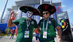 Mexicanos a las afueras del Ekaterimburgo Arena