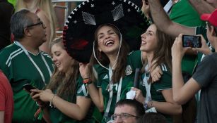 Afición mexicana observa el México-Suecia 