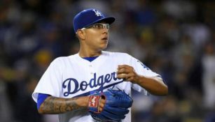 Julio Urías, se prepara para lanzar un bola en un juego de Dodgers