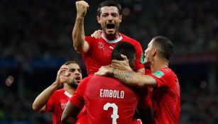 Jugadores suizos celebran un tanto contra Costa Rica 