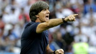 Löw lanza una indicación a sus jugadores en el duelo vs Corea