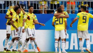 Jugadores colombianos celebran el único gol del partido