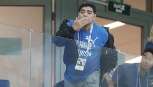 Maradona saluda a la afición en un partido de Argentina 