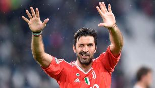 Buffon saluda a la tribuna en un juego con la Vecchia Signora