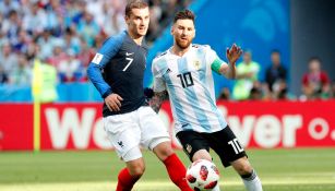 Griezmann y Messi disputan el balón en los Octavos 