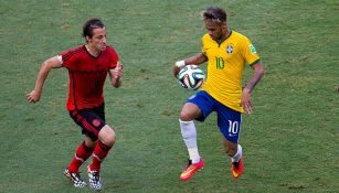 Neymar y Guardado luchan por el balón en Brasil 2014