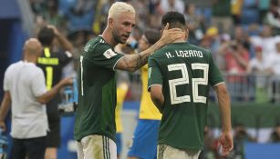 Miguel Layún consuela a Lozano tras juego contra Brasil 