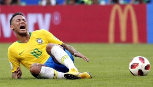 Neymar se lamenta tras sufrir una falta contra México