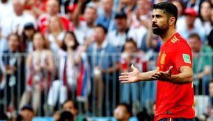 Diego Costa reclama falta en el duelo contra Rusia