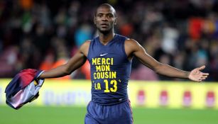 Abidal que muestra una camiseta de agradecimiento a su primo, donante en su trasplante