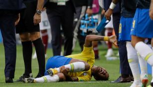 Neymar se lamenta en el suelo, durante el juego frente al Tri