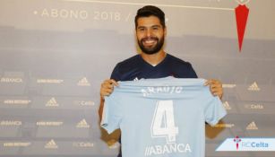 Araujo posa con la playera del Celta de Vigo