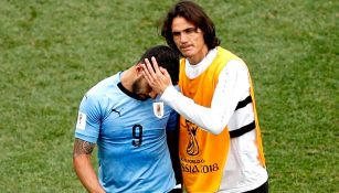 Suárez es consolado por Cavani tras caer frente a Francia