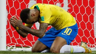 Neymar se lamenta en el juego frente a Bélgica