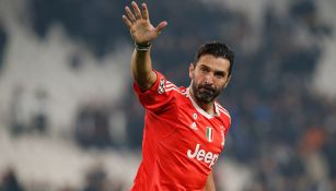 Gianluigi Buffon saluda a la grada en un juego de la Juventus