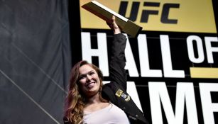 Ronda Rousey levanta reconocimiento, luego de formar parte del Salón de la Fama de UFC