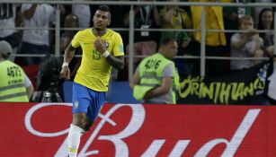 Paulinho en un partido de Brasil del Mundial 