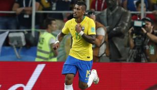 Paulinho celebra una anotación con Brasil 