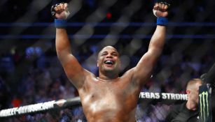 Cormier alza los brazos como símbolo de victoria en UFC 