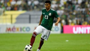 Jesús Gallardo disputa un juego con el Tri en Rusia 2018