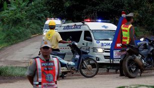 Una ambulancia traslada a uno de los niños rescatados de la cueva