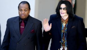 Joe y Michael Jackson, frente a la prensa 