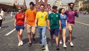 Los voluntarios con las playeras con los colores de la bandera LGBTIQ