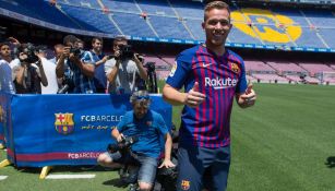 Melo posa en Camp Nou con la camiseta blaugrana 