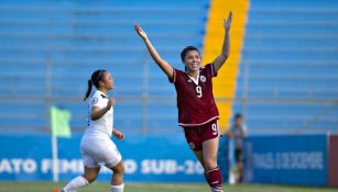 Kiana Palacios celebra gol con México