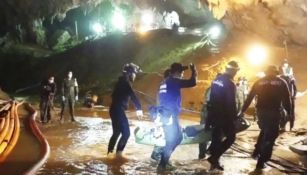 Elementos de rescate maniobran en la cueva de Tailandia