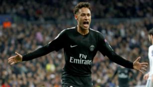 Neymar festeja una anotación con el PSG