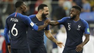 Jugadores de Francia celebran gol 