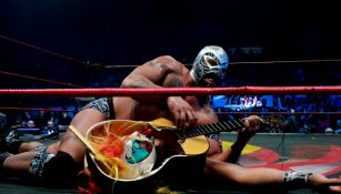 Fantasma se burla de Psycho Clown, luego de propinarle un guitarrazo 