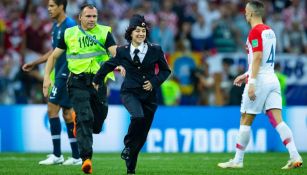 Integrante de Pussy Riot ingresa a la cancha