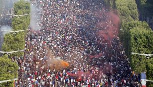 Aficionados de Francia celebran el título en los Campos Elíseos