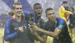 Griezmann, Pogba y Mbappé festejan tras el título en Rusia 2018