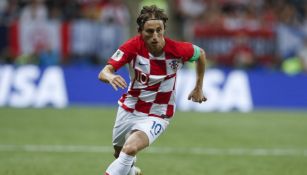 Modric conduce el balón en la Final de Rusia 2018