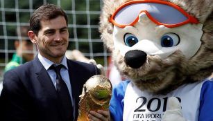 Casillas sostiene la Copa del Mundo junto a Zabivaka