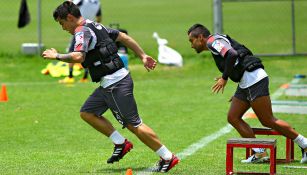 Michael Pérez y Edwin Hernández, en el entrenamiento con Chivas