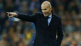 Zidane da indicaciones durante partido