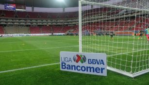 Logo de la Liga MX en la cancha del Estadio Akron