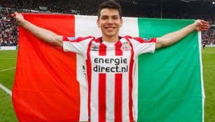 Hirving Lozano festeja en un partido con PSV