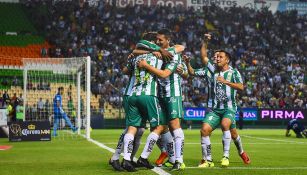 Jugadores de La Fiera celebran un gol en el Estadio León