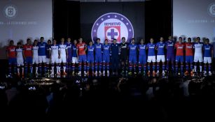 Jugadores de Cruz Azul posan con el uniforme para el A2018