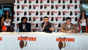 Citi (centro), en conferencia de prensa para presentar Smash Factor 7 en Hooters Vía Vallejo