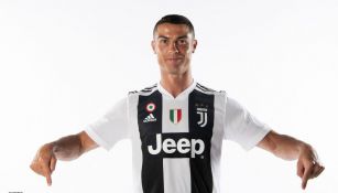 Cristiano Ronaldo posa con la camiseta de la Juventus