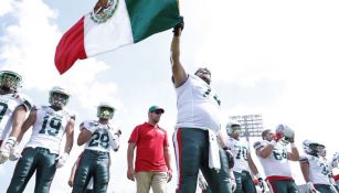 Los jugadores de la Selección Mexicana de futbol americano ondean la bandera de nuestro país