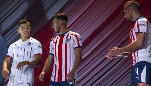 Jugadores de Chivas lucen el nuevo uniforme 
