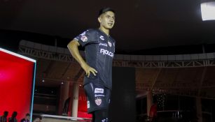 Dieter Villalpando posa con el nuevo jersey de Necaxa