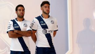 Jugadores del Puebla posan con la nueva camiseta